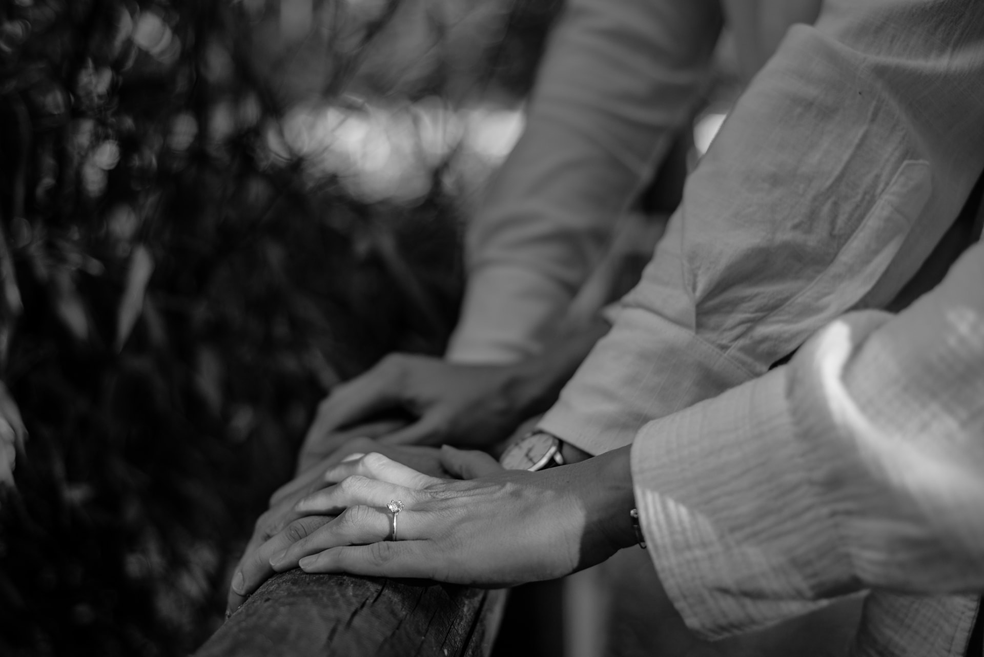 Manos de la pareja con el anillo de compromiso